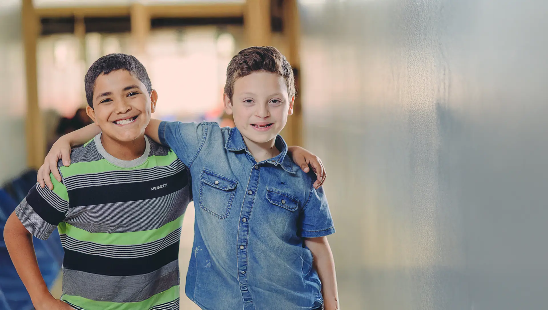 Niños de la Fundación Gantz abrazados y sonriendo