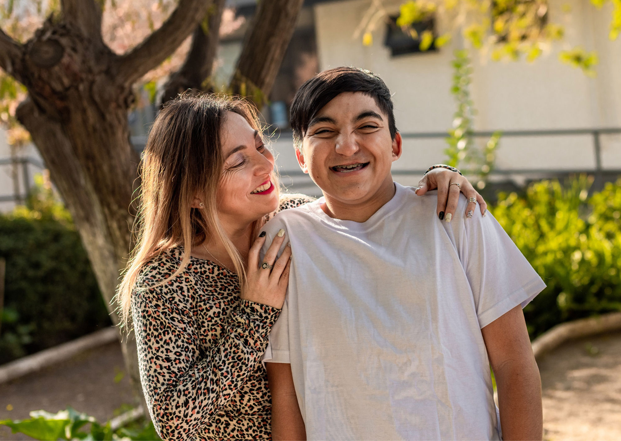 Vicente y su mamá en la Fundación Gantz